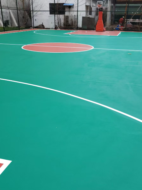 岭东 球场长期使用易出现地面开裂